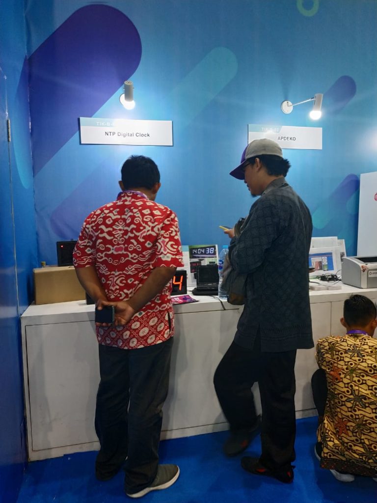 I3E (Inovator Inovasi Indonesia Expo) Pameran inovasi teknologi baru di Indonesia 2019 salah satu pengunjung mengunjungi booth ntp digital clock